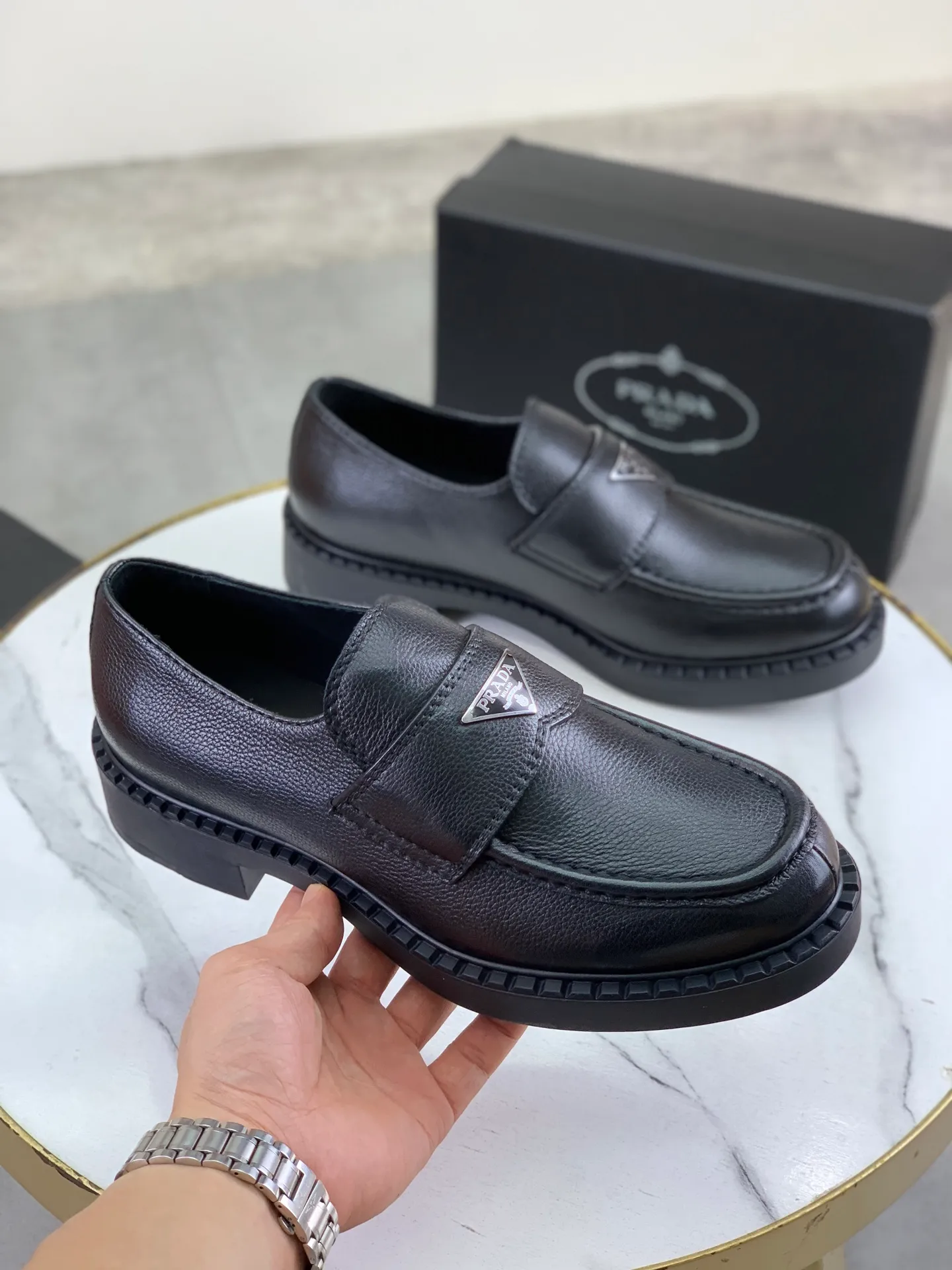 Factory price P800 💰Original quality, top version🔱 ＰＲＡＤＡPrada. Men's business casual leather shoes, top quality cow leather. 1:1 shipment ⬆️Luxurious and noble, all made of imported original first-layer fine suede cowhide, just to create a more comfortable wearing experience. Upper: original comfortable open-edge bead-rubbed calfskin ➕Top imported water-dyed full cow lining, original high-end lightweight and comfortable TPU combination bottom ✔️Code number: 39-44 (38 45 Can be customized)